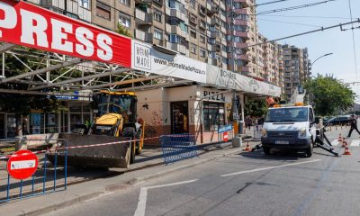 (Foto) Cluj: A început demolarea construcției din stația de autobuz din Piața Mărăști