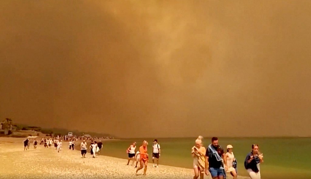 Insulele din Grecia afectate de incendii în acest moment / Precizările MAE pentru turiștii români