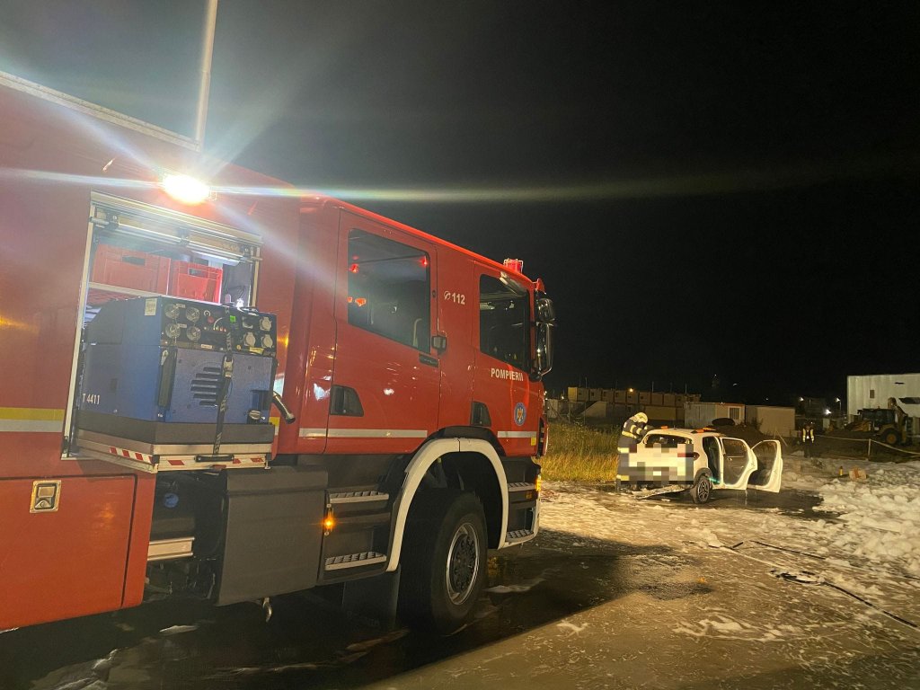 Mașină cuprinsă de flăcări în parcarea Aeroportului din Cluj-Napoca. Care a fost cauza incendiului