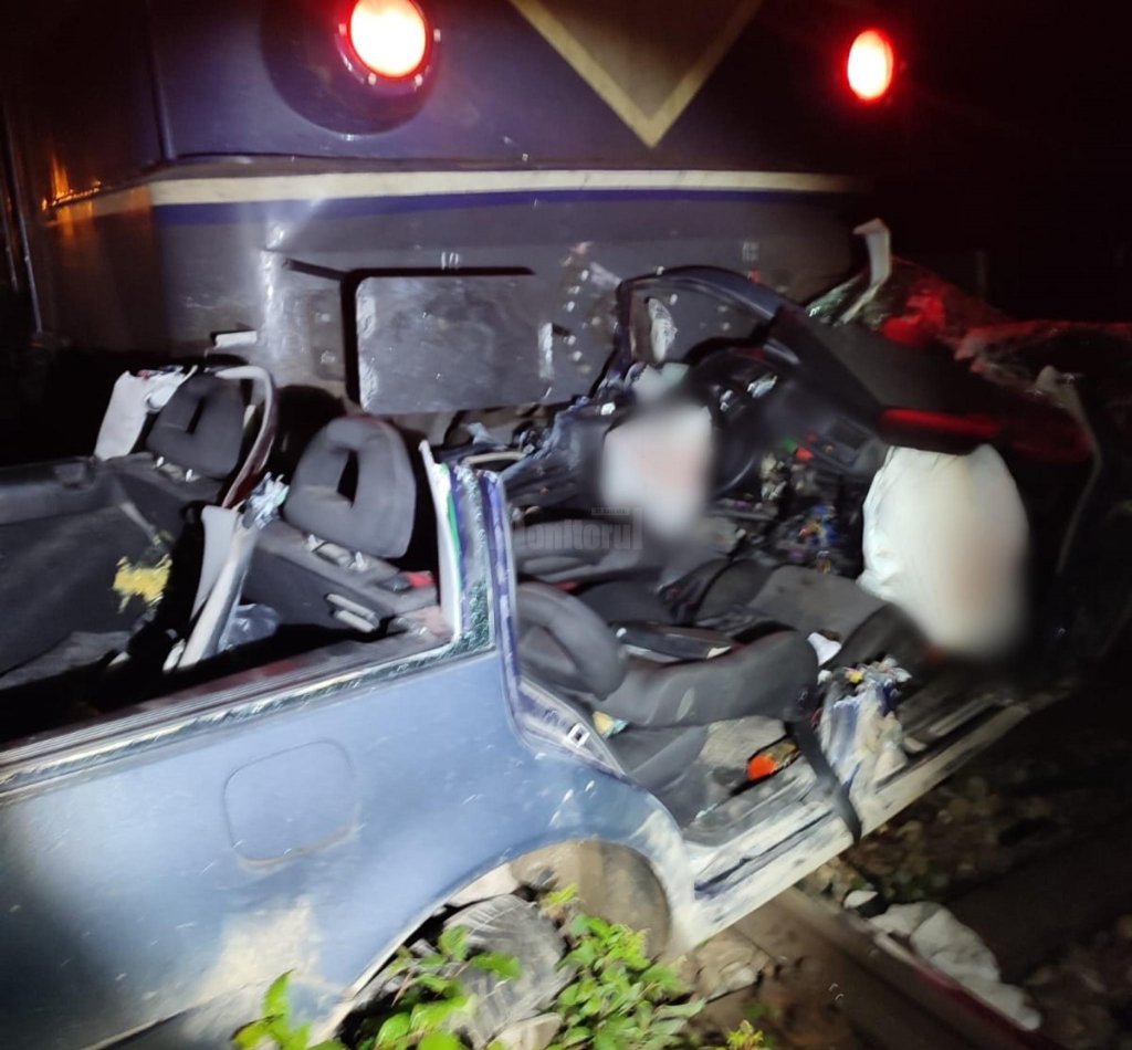 Mașină lovită de un tren care circula pe ruta Iași - Cluj-Napoca. Doi bărbați sunt în stare gravă la spital