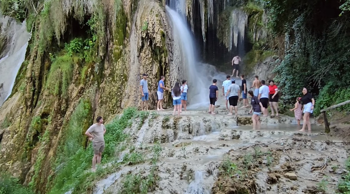 (Video) Cascada spectaculoasă din inima Ardealului, loc de scăldat pentru turiști: „Este ca un duș uriaș, cu apă caldă” 1