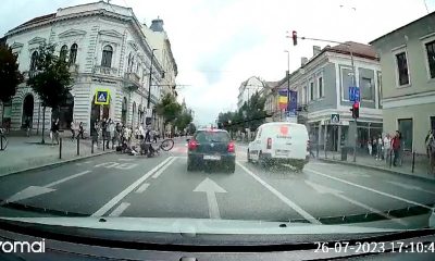 (Video) Cluj: Un biciclist a intrat în plin în oamenii care treceau strada pe Memo