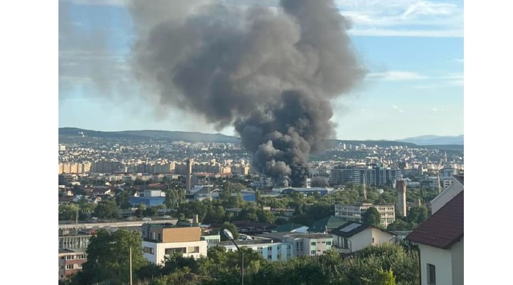 (Video) Incendiu puternic la o hală din Cluj Napoca. Fumul gros, vizibil din tot orașul