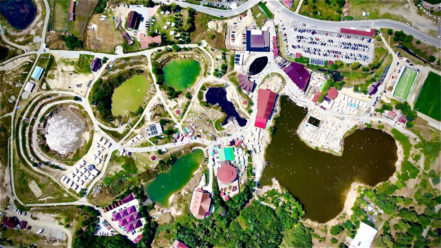 „Litoralul Ardealului”, aflat la 2 ore de Cluj și amplasat într-un peisaj impresionant. Cu cele 12 lacuri, unele dintre ele declarate monumente ale naturii, atrage turiștii din toate colțurile lumii 1