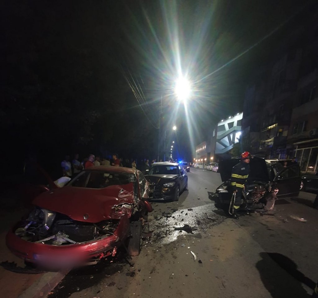 ACCIDENT în judeţul Cluj noaptea trecută. 5 maşini s-au făcut praf