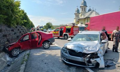Accident cu două mașini în Bunești. Un autoturism s-a aprins