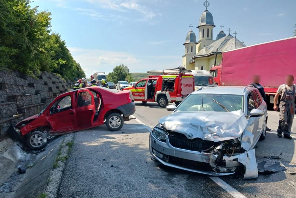 Accident cu două mașini în Bunești. Un autoturism s-a aprins