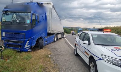 Accident în Cluj! Un camion și o mașină implicate / Două persoane, consultate de medici