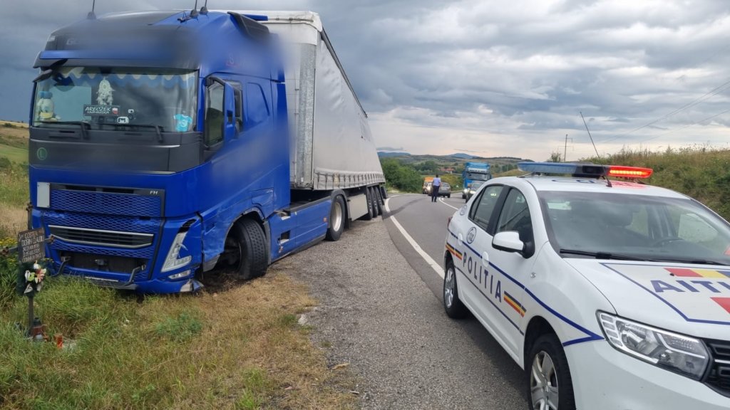Accident în Cluj! Un camion și o mașină implicate / Două persoane, consultate de medici