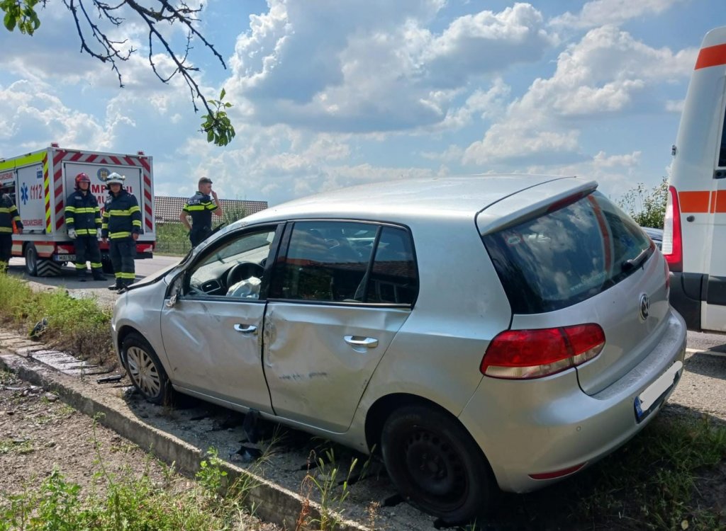 Accident într-o localitate din Cluj! Mașină ieșită în decor / Femeie, transportată la spital