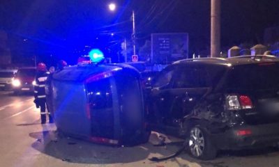 Accident urât pe o stradă din Cluj-Napoca! O mașină s-a răsturnat, iar un bărbat a fost rănit
