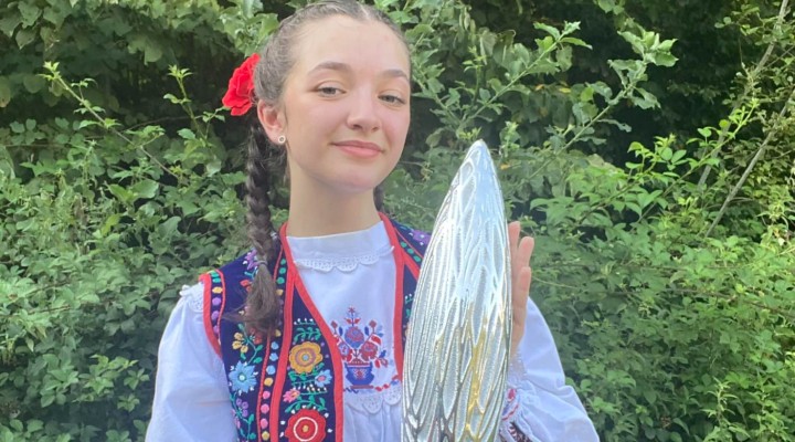 Alice Ghile, eleva din Cluj Napoca cu voce de aur, a câștigat trofeul Festivalului „Țara Zărandului”