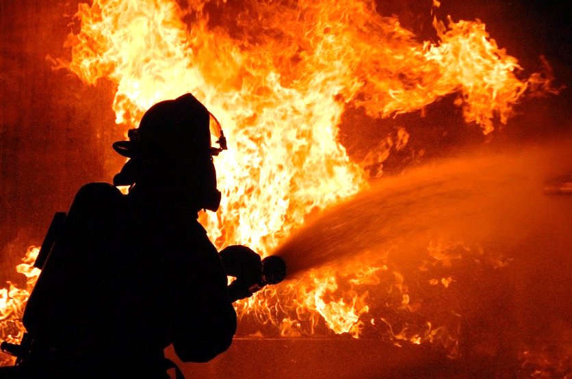 INCENDIU în zona montană a judeţului Cluj: A ars o cabană