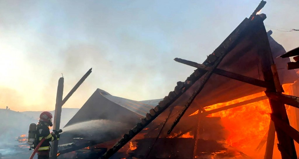 INCENDIU la un depozit de lemne din Mureș, un mort și trei răniți. Pompierii clujeni au trimis autospeciale în ajutor
