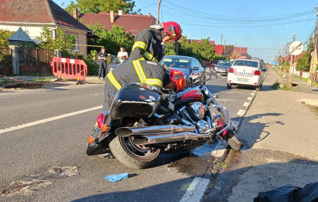 Încă un accident cu o motocicletă și o mașină în județul Cluj. Un bărbat a fost dus la spital