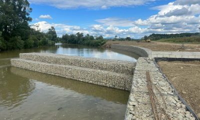Lucrările la sistemul de colectare a deșeurilor plutitoare de pe râul Someșul Mare sunt în plină desfășurare, stadiul de realizare a investiției fiind de circa 70%/ Foto: Apele Române Someș-Tisa - Facebook