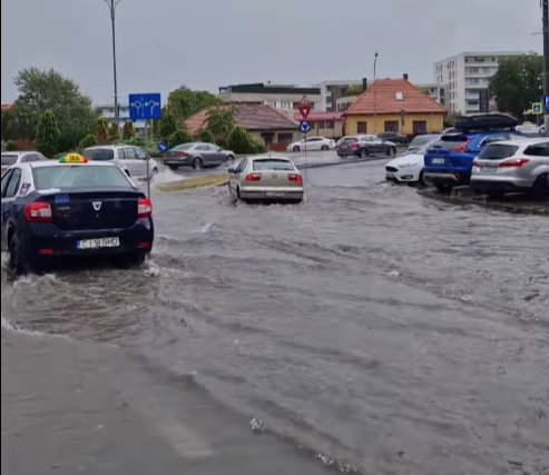 Potop la Cluj-Napoca. Ploaia torențială a inundat mai multe astăzi
