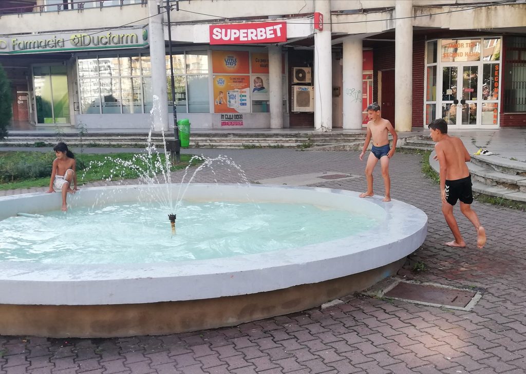 Sătui de promisiunile lui Emil Boc, copiii din Mănăștur și-au deschis singuri un Aquapark