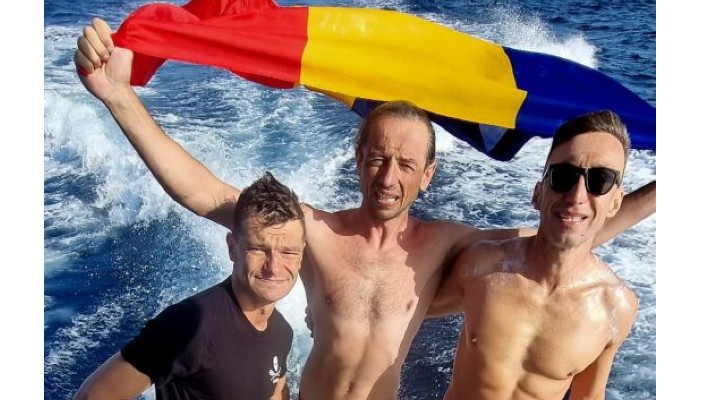 Un înotător clujean a traversat strâmtoarea Gibraltar, una dintre cele mai dificile zone din lume, alături de alți doi români