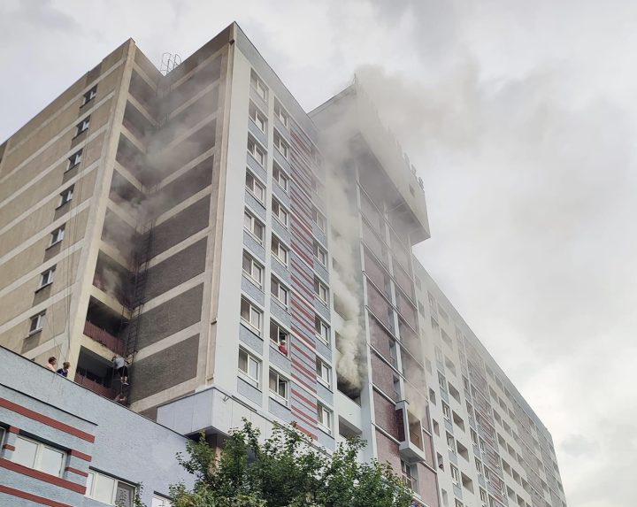 (Video) Incendiu violent la un hotel din Băile Felix. Câteva persoane ies din clădire pe o scară de incendiu exterioară 1