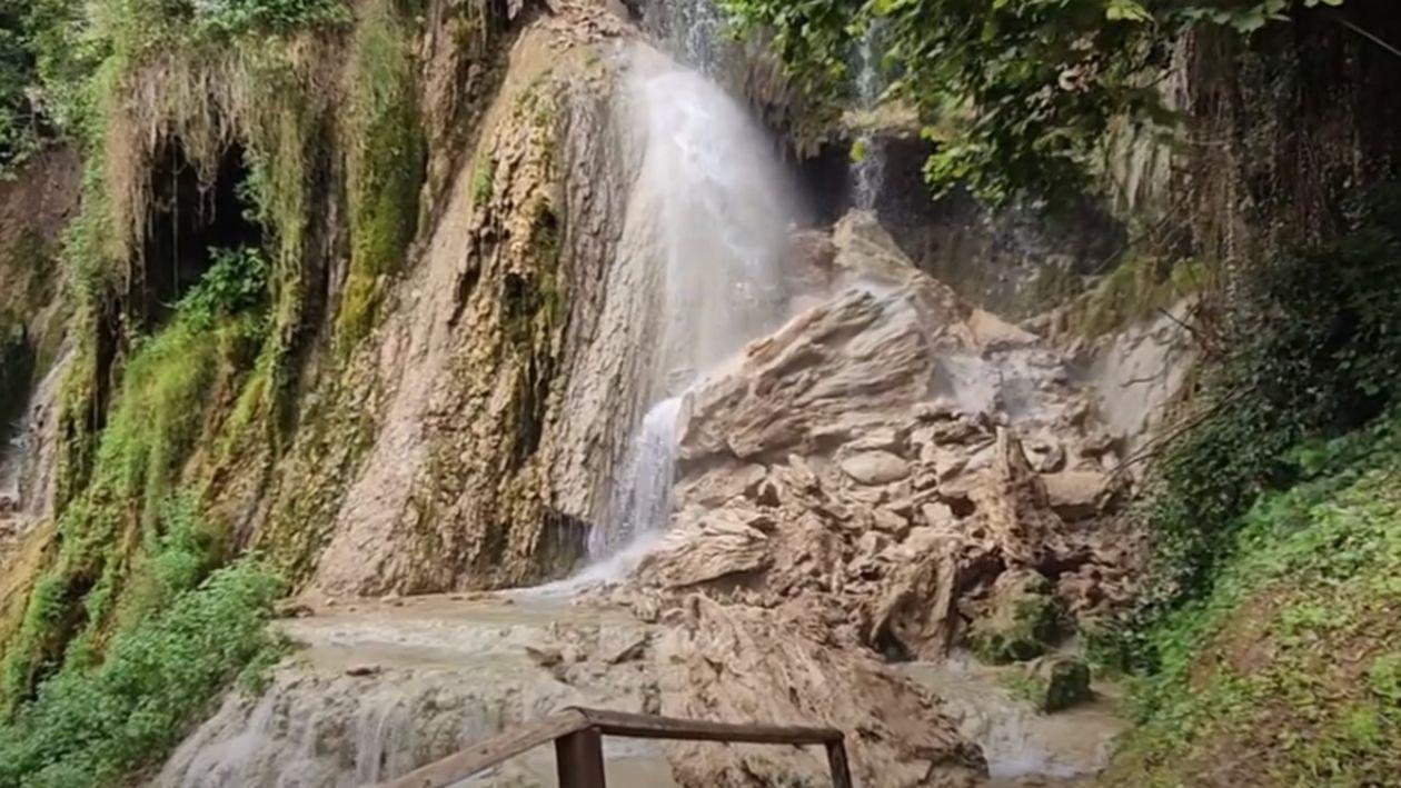 (Video) O cascadă spectaculoasă din Transilvania s-a prăbușit. Turiștii făceau baie în ea fără să simtă pericolul 1