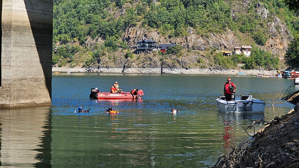 A fost găsit trupul bărbatului dispărut în lacul Tarnița, după ce s-a scufundat cu caiacul