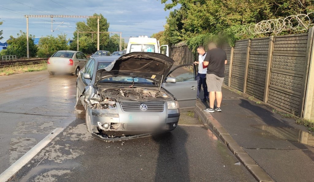 ACCIDENT în Cluj ca la biliard: Un şofer de 20 de ani a lovit din spate o autoutilitară şi a proiectat-o în altă maşină