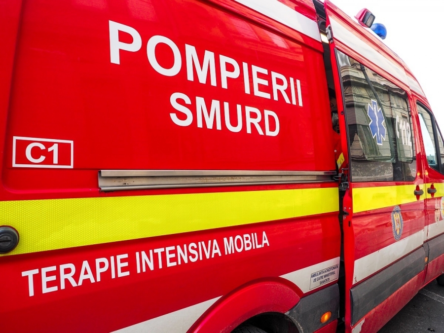 Accident cu două mașini la Copăceni, în Cluj! Trei persoane sunt consultate de SMURD