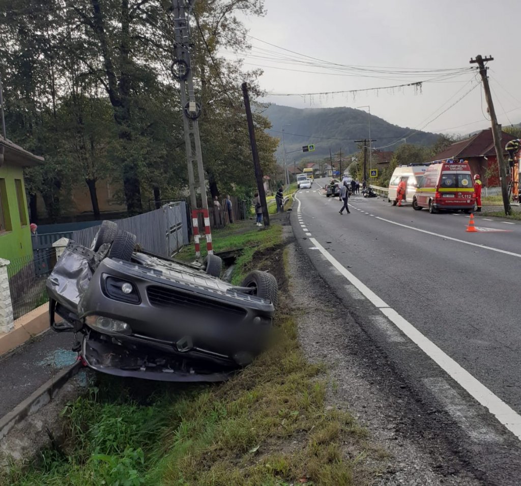 Accident grav pe un drum din Cluj! Au fost implicați 8 oameni, dintre care trei copii / A intervenit SMURD-ul