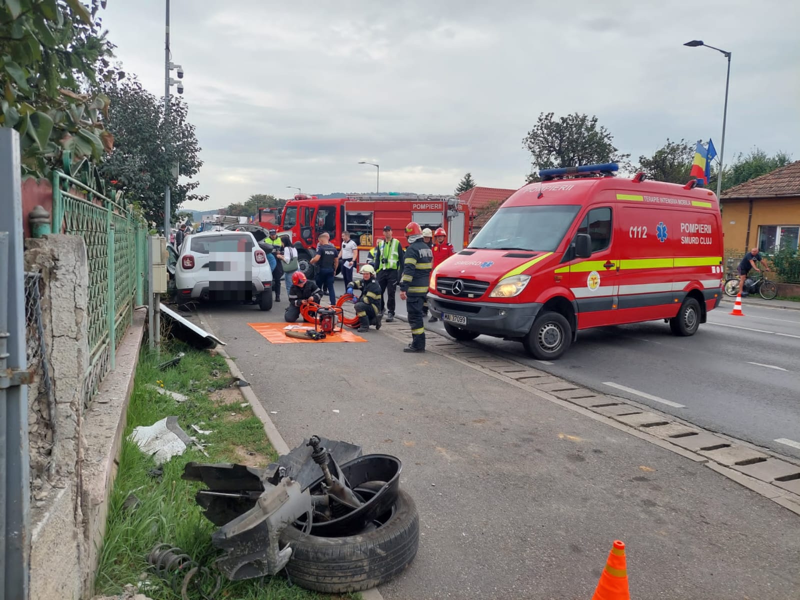 Accident în Florești! Două mașini s-au făcut PRAF, o victimă a rămas încarcerată - FOTO