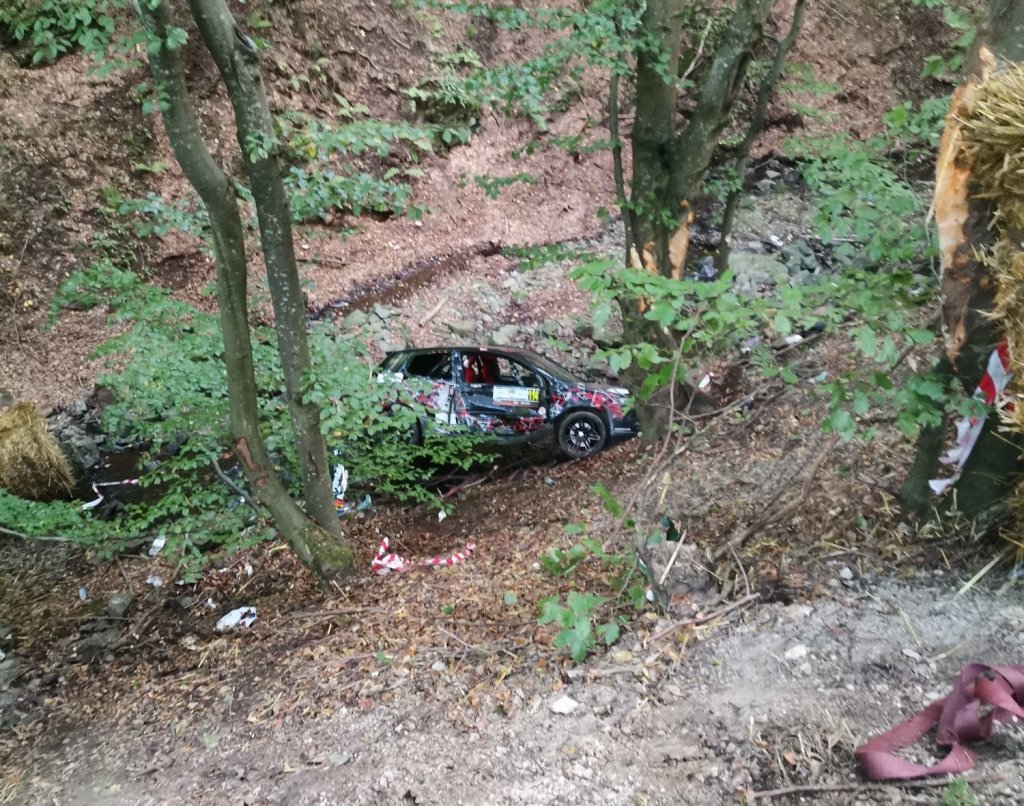 Accident la un raliu de curse în Cluj. O mașină a ajuns sub o râpă. Pilotul și copilotul, transportați la spital