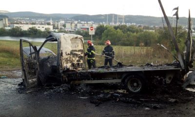 Autoutilitară în flăcări, pe o stradă din Florești. FOTO: ISU Cluj