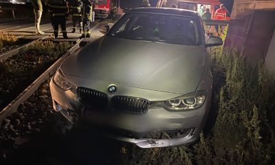 BMW lovit de tren la Jucu Herghelie. A crezut că poate trece prin fața trenului, ca în filme - FOTO