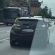 Culmea inconștienței! Șofer surpins în timp ce conduce ieșit pe geamul mașinii, pe un drum din Cluj-Napoca - VIDEO