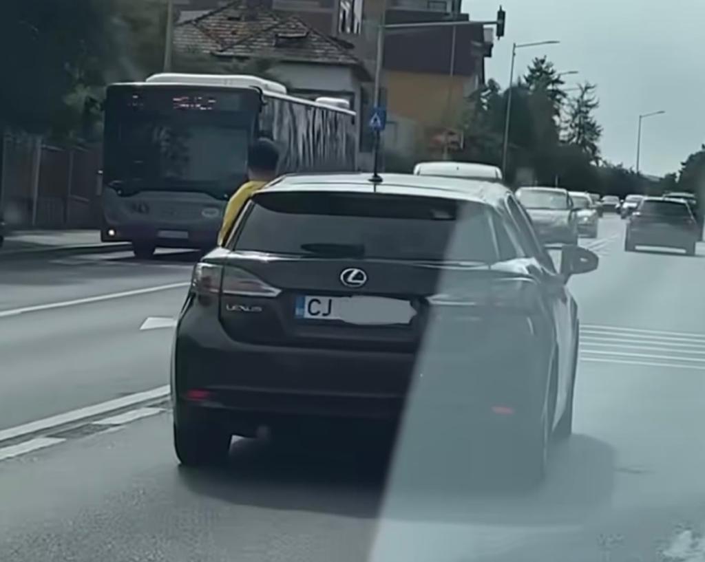 Culmea inconștienței! Șofer surpins în timp ce conduce ieșit pe geamul mașinii, pe un drum din Cluj-Napoca - VIDEO