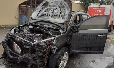 Mașina distrusă în incendiul din Gherla/ Foto: ISU Cluj
