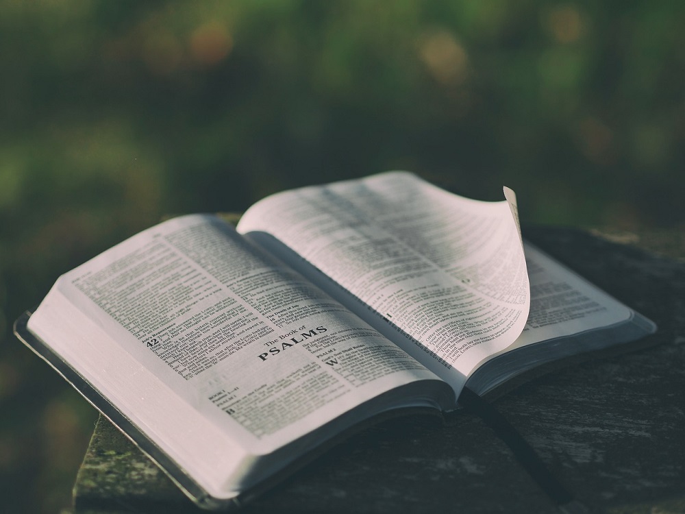 Biblie deschisă pentru credincioși. Foto: Pixabay