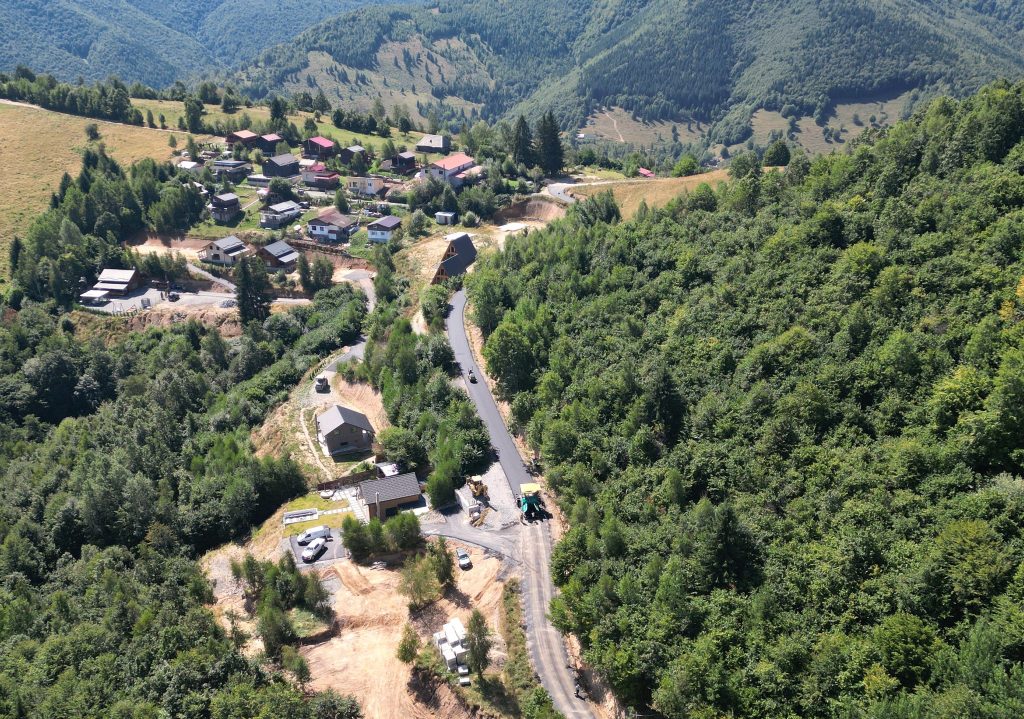 (Foto) A început asfaltarea unui nou drum dintr-o zonă montană foarte pitorească a Clujului