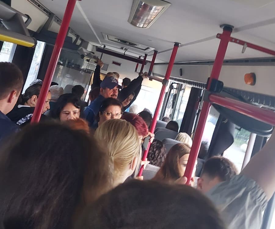 Haos în autobuzul Fany pentru elevi, care leagă Câmpia Turzii de Turda. Adulții îl folosesc ca mijloc de transport - FOTO