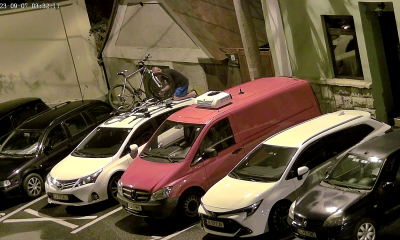Hoț tupeist la Cluj! A fost FILMAT cum s-a urcat pe o mașină ca să fure o bicicletă. Haideți să ajutăm la prinderea lui - VIDEO