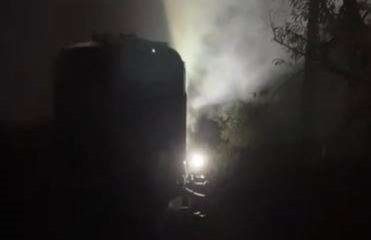 O locomotivă care tracta 19 vagoane cu ţiţei a luat foc în noaptea de vineri spre sâmbătă în judeţul Satu Mare/ Foto: ISU Satu Mare