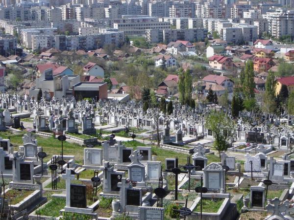 Incident tragic în cimitirul din Mănăștur. O cruce a căzut peste o femeie, victima nu a supraviețuit