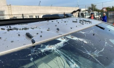 Mașină distrusă după ce a fost ridicată de RADP Cluj-Napoca. ”Au scăpat-o de pe platformă și brațul macaralei pe mașină”