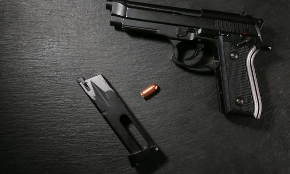 Bărbatul care a fost înjunghiat în gât cu o şurubelniţă, joi după-amiază, în parcarea unui supermarket din municipiul Arad, fusese înainte împuşcat în cap cu un pistol cu glonţ/ Foto: depositphotos.com