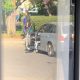 Parcare de cocalar în Piaţa 1 Mai! Un sătmărean și-a lăsat BMW-ul chiar în fața troleibuzului - VIDEO