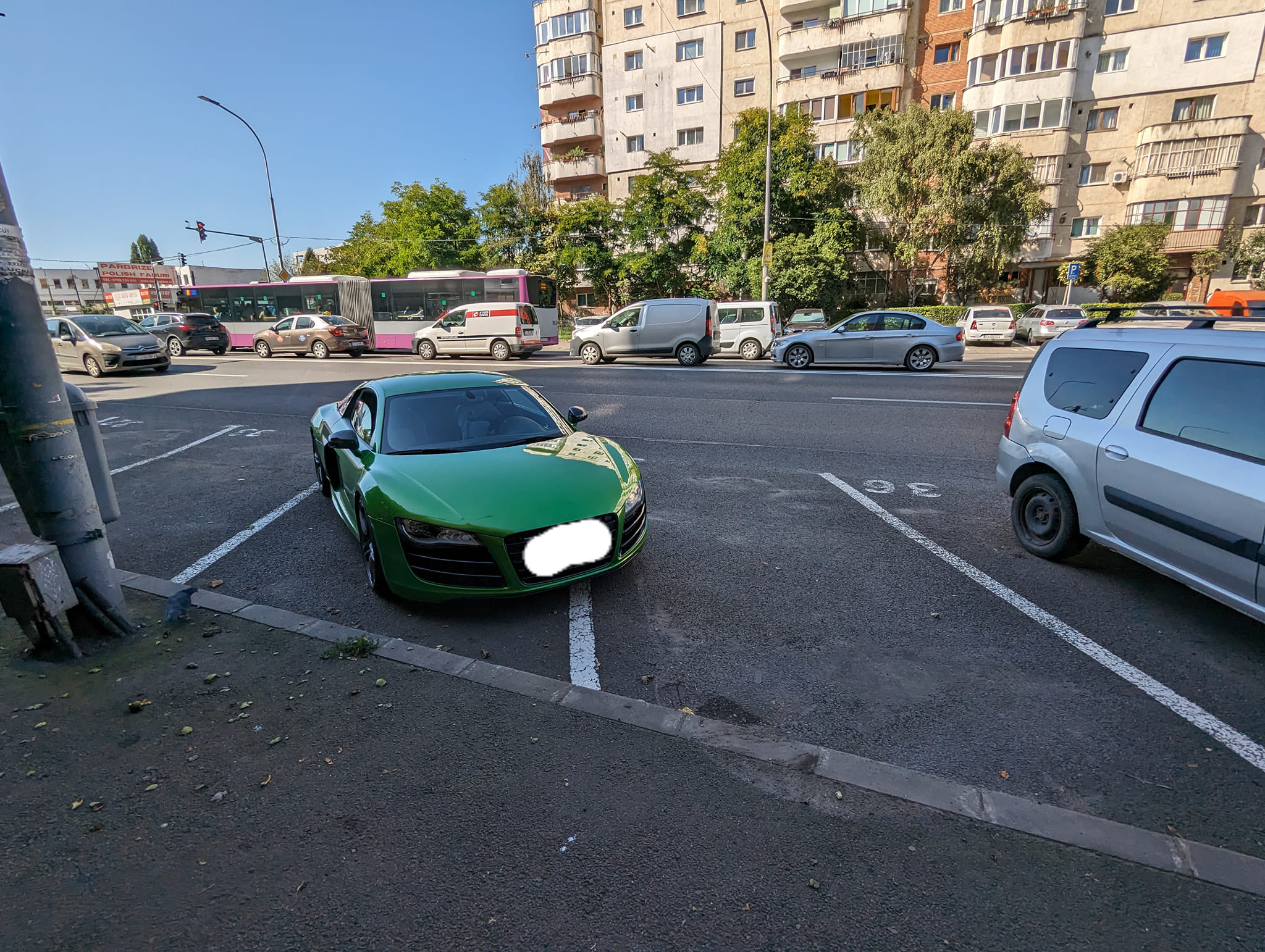 Parcare de toată rușinea pe Calea Florești: ”Costă cât 3 masini?” - FOTO