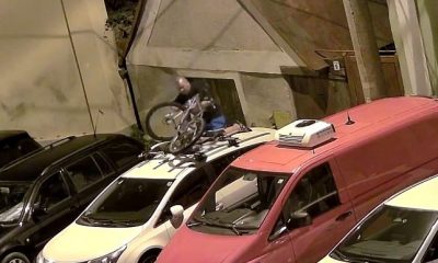 Polițiștii au reținut hoțul care s-a urcat pe o mașină din Cluj și a furat o bicicletă!