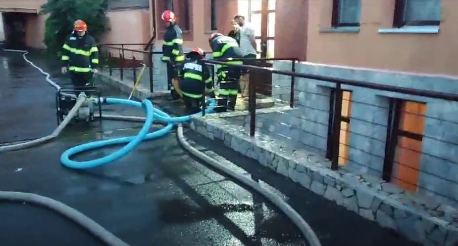 Prăpăd la Cluj în urma furtunii! Pompierii, solicitați să scoată apa din case, subsoluri și garaje/ Un liceu din centrul orașului, inundat