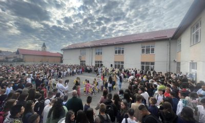 Elevi în curtea școlii, în Florești / Foto: arhivă Bogdan Pivariu - Facebook