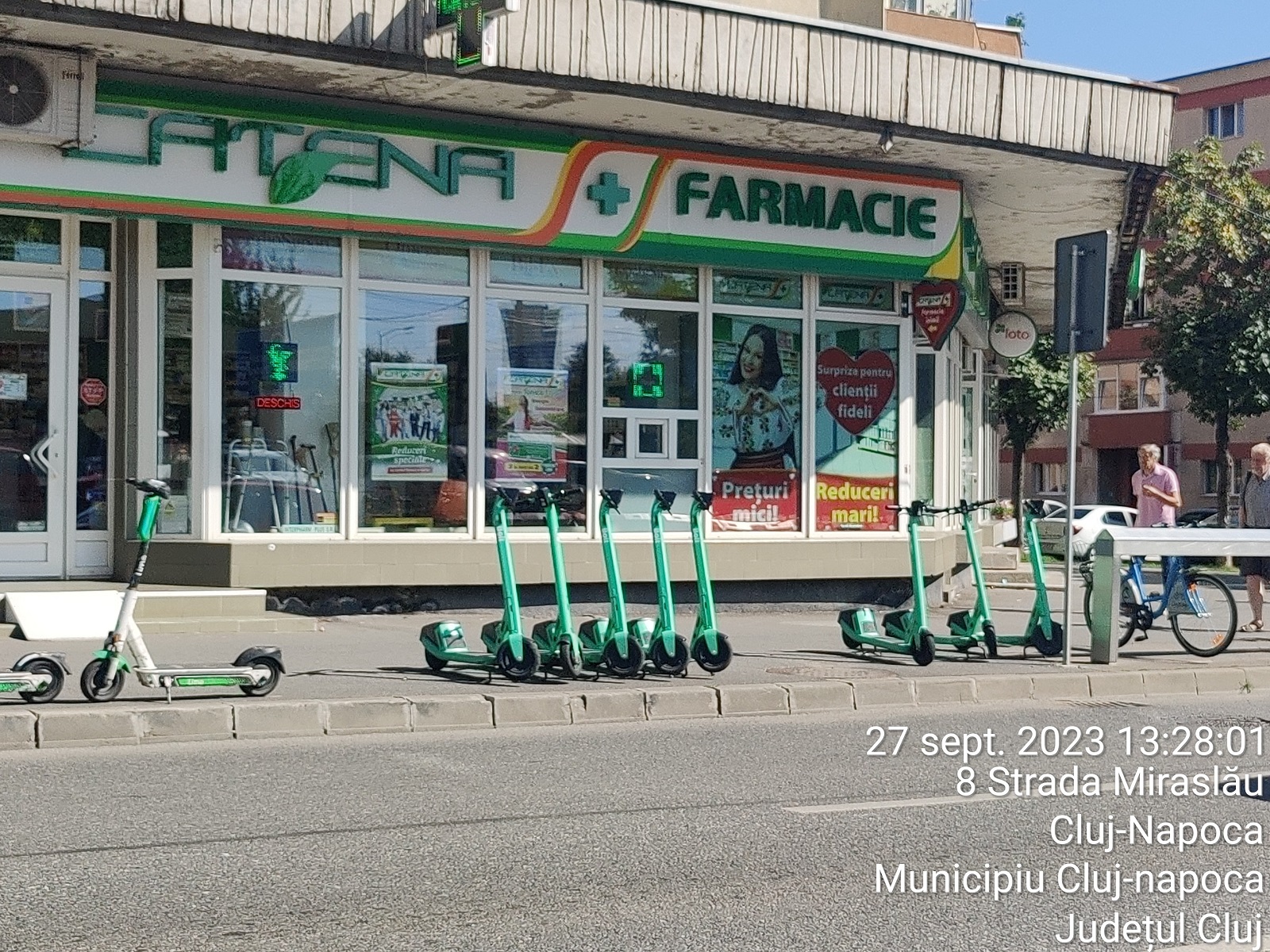Primăria Cluj-Napoca nu respectă propriul regulament de folosite a trotinetelor. Sunt parcate în bătaie de joc față de taxiuri - FOTO